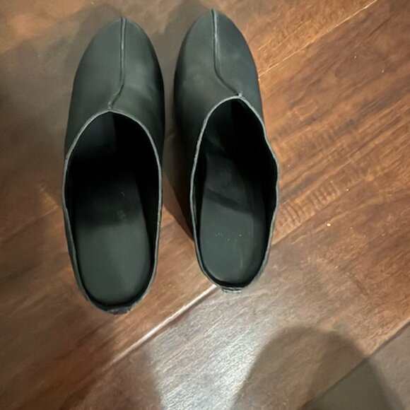 Offered in soft hand-finished full grain leather or suede leather upper Breathab - Picture 4 of 7